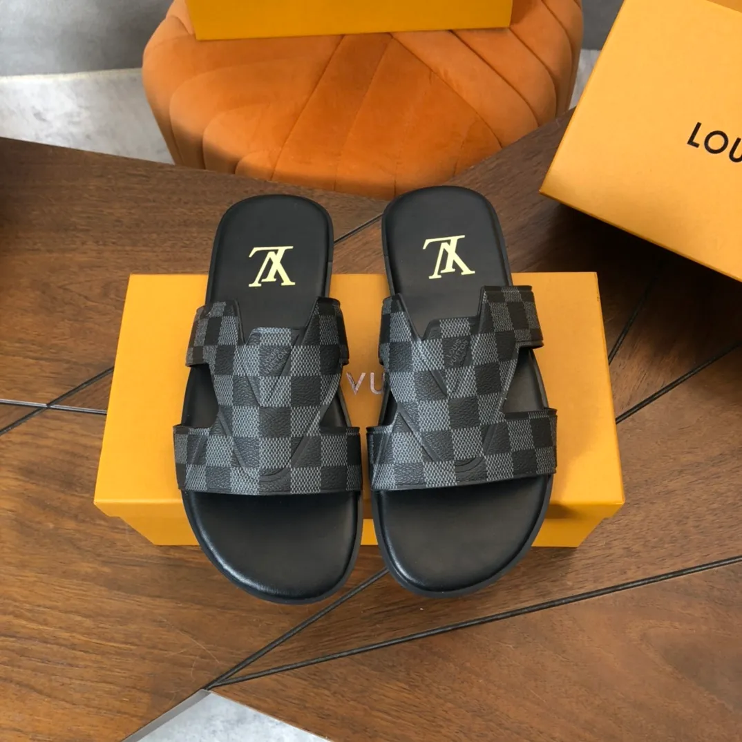 Factory price: 270💰LV counters are selling new brand luxury men's slippers, casual, loose and comfortable. The must-have model in the picture above [Happy][Happy], multiple colors available Size: 38-44, customized 45